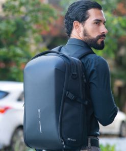 Bizz Backpack - Black תיק גב XD DESIGN, תיק גב מעוצב, תיק גב שחור,תיק גב למחשב נייד, תיק גב שחור ללפטופ, תיק גב גדול, תיק גב שחור אלגנט, תיק גב עשוי חומרים ממוחזרים, מתנה ממותגת לעובדים, סוואג לעסקים, תיק גב לעובדים